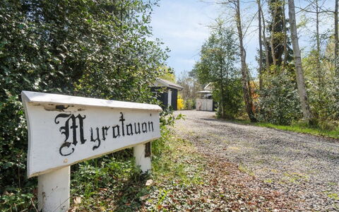 Gjertrud - 1Km from the Sea: Dach, Haus, Zuhause, Hütte, Abstellgleis, Estate, Auffahrt, Gartenbauten, Garten, Schuppen