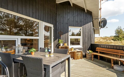 Elisenda - 1Km from the Sea: Holz, Zuhause, Veranda, Deck, Hartholz, Dach, Holzbeize, Holzboden, Eco Hotel