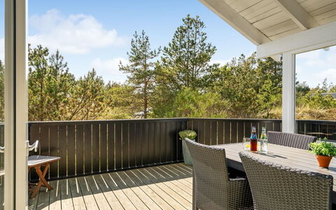 Elisenda - 1Km from the Sea: Holz, Zuhause, Veranda, Deck, Hartholz, Dach, Holzbeize, Holzboden, Eco Hotel