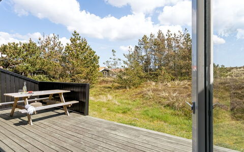 Elisenda - 1Km from the Sea: Holz, Zuhause, Veranda, Deck, Hartholz, Dach, Holzbeize, Holzboden, Eco Hotel