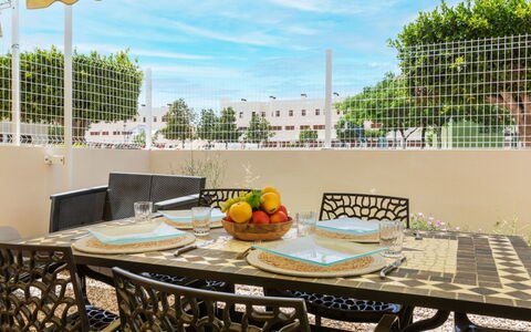 Detinsa: Pflanze, Möbel, Eigentum, Gebäude, Blume, Himmel, Baum, Blumentopf, Gartenmöbel, Schatten