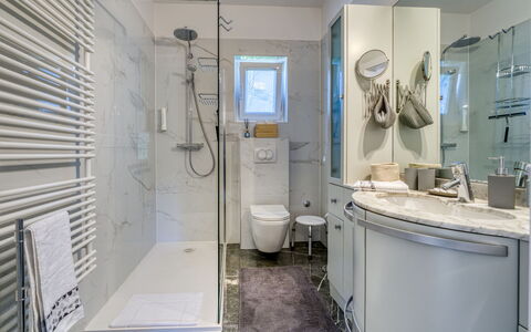 Happy Home Rab: Spiegel, Eigentum, Sinken, Armatur, Badezimmer, Zapfhahn, Lila, Interior Design, Fussboden