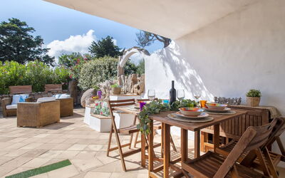 Porto Cervo 702: Tabelle, Möbel, Pflanze, Eigentum, Gebäude, Wolke, Gartenmöbel, Interior Design, Schatten, Stuhl