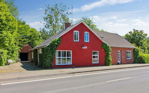 Kiri - 24Km from the Sea: Dach, Haus, Zuhause, Hütte, Tür, Abstellgleis, Estate, Rasen, Garten, Veranda