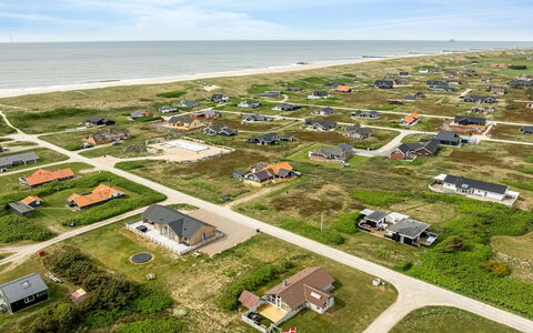 Emppu - 250M from the Sea: Dach, Zuhause, Tür, Hütte, Schatten, Abstellgleis, Garten, Estate, Hinterhof