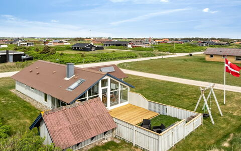 Emppu - 250M from the Sea: Dach, Zuhause, Tür, Hütte, Schatten, Abstellgleis, Garten, Estate, Hinterhof