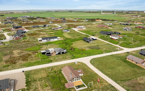Emppu - 250M from the Sea: Gras, Grün, Haus, Hütte, Wiese, Ländliches Gebiet, Ökoregion, Landschaft, Grundstueck, Strauch