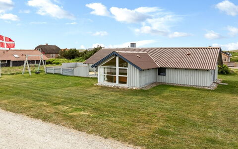 Emppu - 250M from the Sea: Dach, Zuhause, Tür, Hütte, Schatten, Abstellgleis, Garten, Estate, Hinterhof