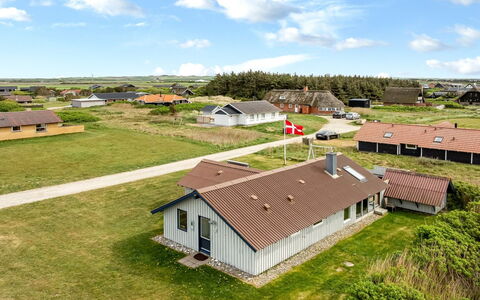 Emppu - 250M from the Sea: Dach, Zuhause, Tür, Hütte, Schatten, Abstellgleis, Garten, Estate, Hinterhof