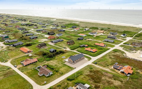 Emppu - 250M from the Sea: Dach, Zuhause, Tür, Hütte, Schatten, Abstellgleis, Garten, Estate, Hinterhof
