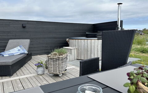 Frithbjorn - 900M from the Sea: Holz, Zuhause, Veranda, Deck, Hartholz, Dach, Holzbeize, Holzboden, Eco Hotel