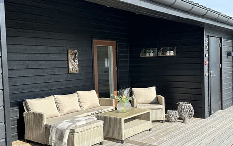 Frithbjorn - 900M from the Sea: Holz, Zuhause, Veranda, Deck, Hartholz, Dach, Holzbeize, Holzboden, Eco Hotel