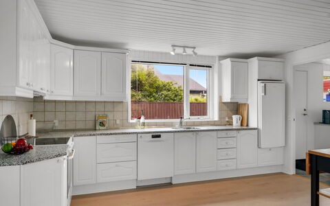Elika - 1.5Km from the Sea: Küche, Küchengerät, Flooring, Countertop, Holz, Major Appliance, Interior Design, Cabinetry, Decke, Fussboden