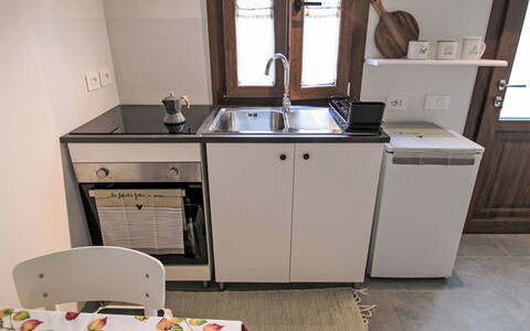 La Casetta: Cabinetry, Spüle, Countertop, Zapfhahn, Möbel, Fenster, Sinken, Tabelle, Küche, Armatur