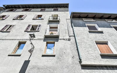 Bormio 12: Himmel, Eigentum, Gebäude, Fenster, Rechteck, Materialeigenschaft, Urban Design, Verbundwerkstoff