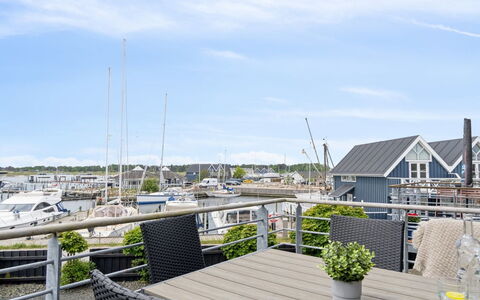 Skade - 10M from the Sea: Schwimmbad, Gartenmöbel, Möbel, Resort, Flagstone, Eco Hotel, Schatten, Stuhl, Freizeit, Estate