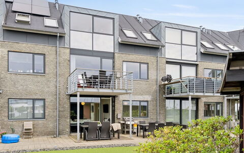 Skade - 10M from the Sea: Schwimmbad, Gartenmöbel, Möbel, Resort, Flagstone, Eco Hotel, Schatten, Stuhl, Freizeit, Estate