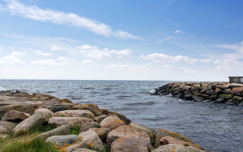 Skade - 10M from the Sea: Schwimmbad, Gartenmöbel, Möbel, Resort, Flagstone, Eco Hotel, Schatten, Stuhl, Freizeit, Estate