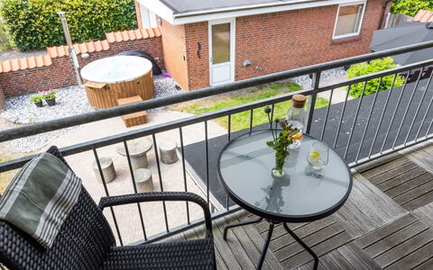 Sissela - from the Sea: Holz, Zuhause, Veranda, Deck, Hartholz, Dach, Holzbeize, Holzboden, Eco Hotel
