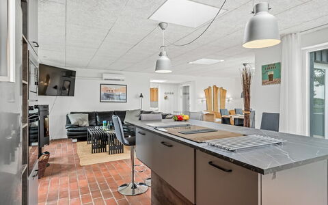 Tonna - from the Sea: Möbel, Küche, Flooring, Interior Design, Countertop, Decke, Light Fixture, Küchengerät, Major Appliance, Fussboden
