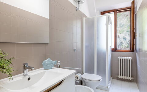 Cyca Holiday Home: Zapfhahn, Armatur, Sinken, Eigentum, Bad Sink, Pflanze, Badezimmer, Fenster, Spiegel, Interior Design