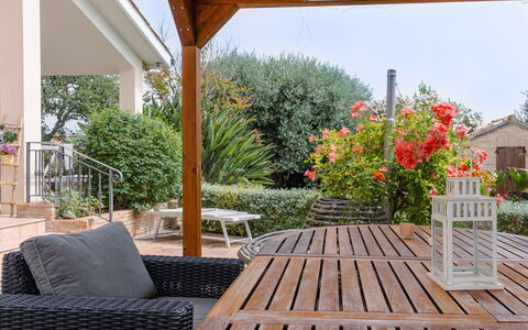 Cyca Holiday Home: Pflanze, Möbel, Eigentum, Himmel, Blume, Schatten, Holz, Interior Design, Gartenmöbel, Veranda