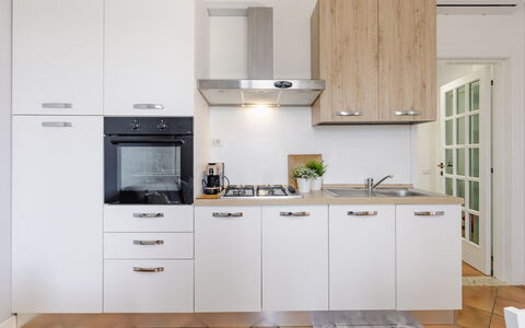 Cyca Holiday Home: Countertop, Cabinetry, Eigentum, Möbel, Gebäude, Herd, Küchengerät, Küche, Haushaltsgerät, Holz