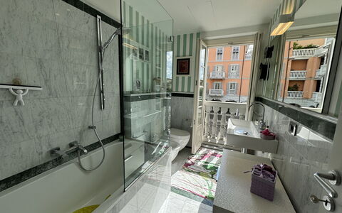 Galleria Degli Artisti: Eigentum, Fenster, Armatur, Interior Design, Dusche, Fussboden, Badezimmer, Flooring, Brausenstange