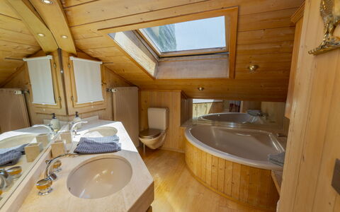 Chalet Rebhalde: Armatur, Holz, Interior Design, Badewanne, Installation, Fussboden, Zapfhahn, Badezimmer, Sinken, Holzbeize