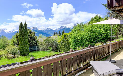 Chalet Rebhalde: Himmel, Wolke, Berg, Pflanze, Natürliche Landschaft, Zaun, Baum, Gewässer, Holz, Freizeit
