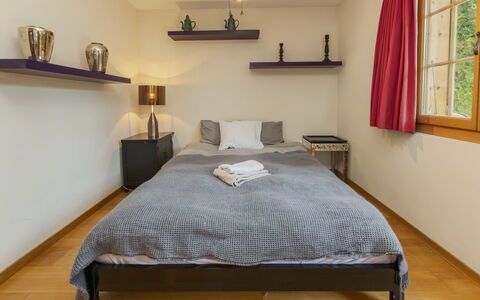 Chalet Rebhalde: Möbel, Bett, Interior Design, Schlafzimmer, Wand, Bedding, Bettdecke, Flooring, Holz, Fussboden