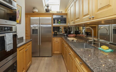 Chalet Rebhalde: Küche, Countertop, Küchengerät, Möbel, Cabinetry, Major Appliance, Interior Design, Flooring, Haushaltsgerät, Holz