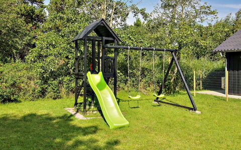 Golubinka - 2.5Km from the Sea: Möbel, Interior Design, Flooring, Fussboden, Decke, Zimmer, Stuhl, Tabelle, Wohnung, Küche & Esszimmer Tisch