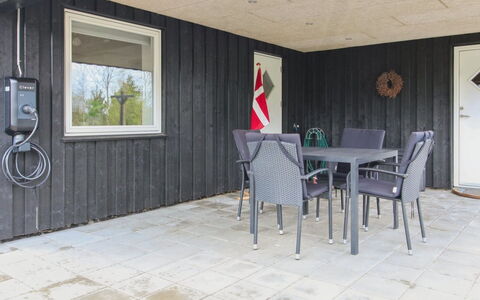 Golubinka - 2.5Km from the Sea: Möbel, Interior Design, Flooring, Fussboden, Decke, Zimmer, Stuhl, Tabelle, Wohnung, Küche & Esszimmer Tisch