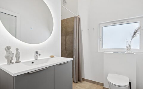 Lanessa - 800M from the Sea: Armatur, Wand, Flooring, Fussboden, Badezimmer, Interior Design, Sinken, Spiegel, Zapfhahn, Installation