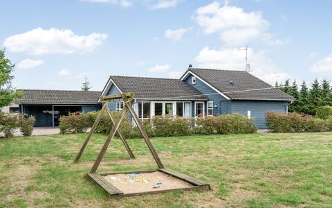 Lari - 600M from the Sea: Gras, Gebäude, Haus, Zuhause, Dach, Wohngebiet, Hütte, Rasen, Garten, Abstellgleis