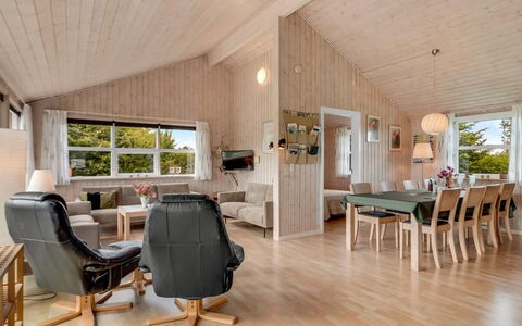 Lari - 600M from the Sea: Holz, Decke, Interior Design, Möbel, Zuhause, Wohnzimmer, Flooring, Hütte, Fussboden, Zimmer