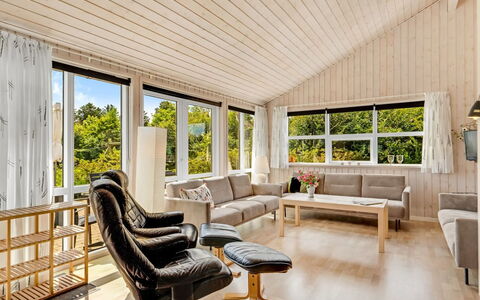 Lari - 600M from the Sea: Holz, Interior Design, Decke, Zuhause, Flooring, Fussboden, Möbel, Couch, Zimmer, Wohnzimmer