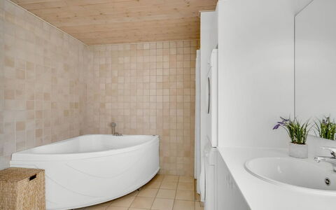 Lari - 600M from the Sea: Flooring, Fussboden, Interior Design, Wand, Armatur, Badezimmer, Decke, Badewanne, Zimmer, Installation
