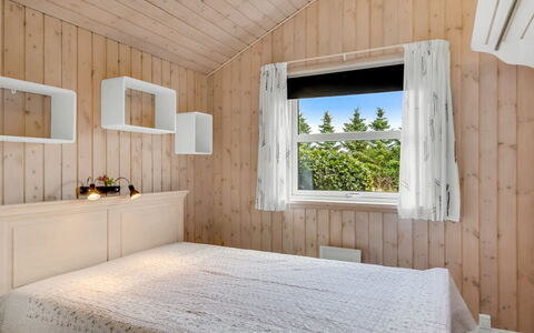 Lari - 600M from the Sea: Schlafzimmer, Bett, Interior Design, Holz, Decke, Möbel, Bedding, Bettdecke, Flooring, Fussboden