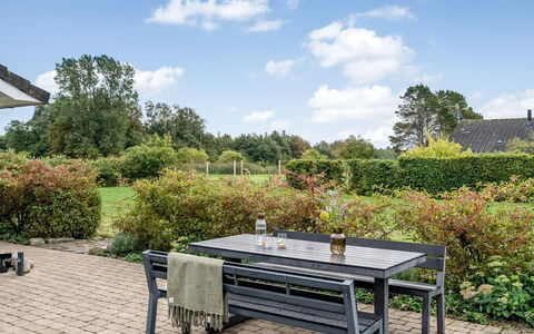 Lari - 600M from the Sea: Möbel, Gartenmöbel, Tisch Im Freien, Außenbank, Garten, Schatten, Hartholz, Bank, Planke, Outdoor Struktur