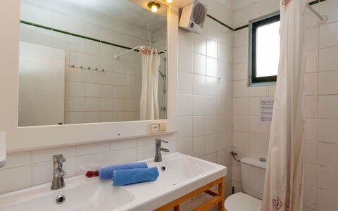 Villa Cassiopee: Spiegel, Zapfhahn, Armatur, Sinken, Eigentum, Bad Sink, Badezimmerschrank, Blau, Badezimmer, Lila