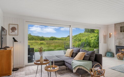 Mintha - 400M from the Sea: Möbel, Couch, Flooring, Interior Design, Fussboden, Holz, Holzboden, Wohnzimmer, Tabelle