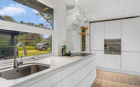 Mintha - 400M from the Sea: Küche, Flooring, Interior Design, Holz, Countertop, Küchengerät, Decke, Major Appliance, Fussboden, Cabinetry