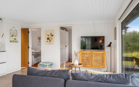 Mintha - 400M from the Sea: Möbel, Interior Design, Flooring, Fussboden, Couch, Holz, Decke, Zimmer, Wohnzimmer, Holzboden