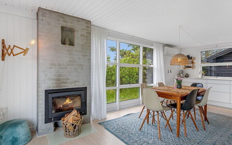 Mintha - 400M from the Sea: Flooring, Möbel, Holz, Interior Design, Decke, Fussboden, Zuhause, Holzboden, Stuhl, Wohnzimmer