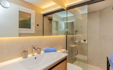 Loft Cau: Bad Sink, Badezimmer, Armatur, Flooring, Interior Design, Spiegel, Sinken, Fussboden, Badezimmerschrank, Zapfhahn
