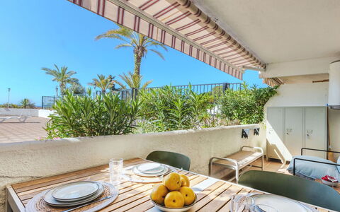 Loft Cau: Möbel, Wohnung, Schatten, Stuhl, Balkon, Resort, Gartenmöbel, Eco Hotel, Zimmerpflanze