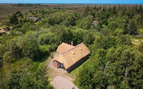 Ejvi - 4Km from the Sea: Hütte, Ländliches Gebiet, Landschaft, Ökoregion, Haus, Einfach, Grundstueck, Wiese, Dach, Menschliche Siedlung