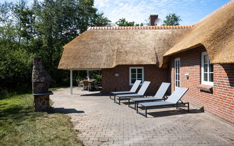 Ejvi - 4Km from the Sea: Dachdecken, Dach, Hütte, Gartenmöbel, Stuhl, Backstein, Schatten, Hartholz, Bauernhaus